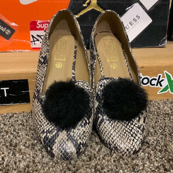 TRUFFLE Collection-juniors snakeskin print slip-on flat shoes w/pom - Picture 2 of 8
